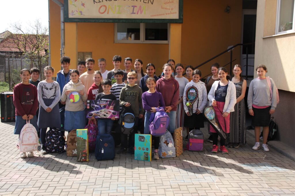 Domnul lucrează prin oameni: o biserică din Anglia a adus zâmbete copiilor noștri